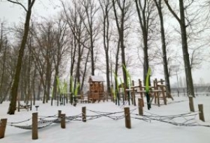 Dużo uszkodzeń na placach zabaw i wybiegach dla psów