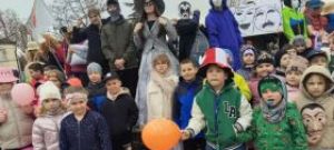 Kolorowy happening "dziewiątki" 