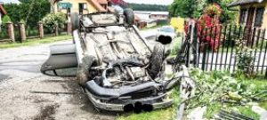 Dachował w Naropnej, uderzyła w drzewo w Żądłowicach