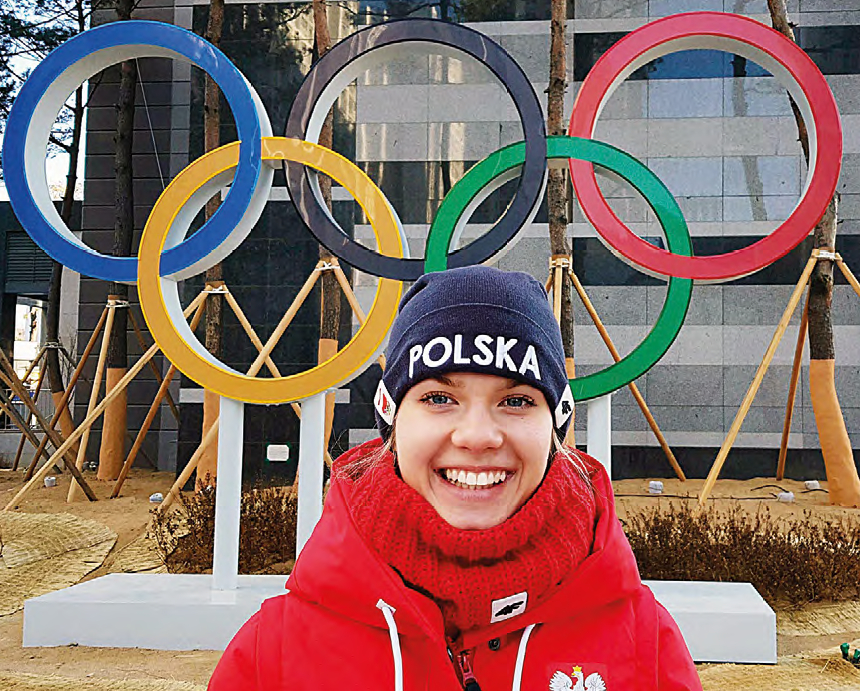 Karolina przed halą olimpijską w Korei