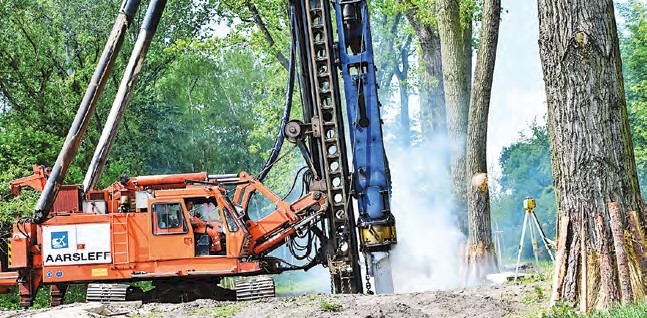 W miniony piątek i sobotę 80-tonowa maszyna wbijała betonowe pale, które wzmocnią grunt na przyczółkach przyszłych kładek nad Wolbórką. Drgania były odczuwane w promieniu kilkudziesięciu metrów, ale nie stanowiły zagrożenia dla pobliskich budynków