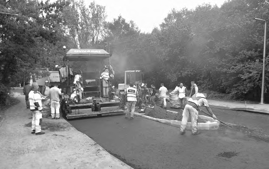 Podstawowa warstwa asfaltu jest już ułożona na całej ul. Mostowej