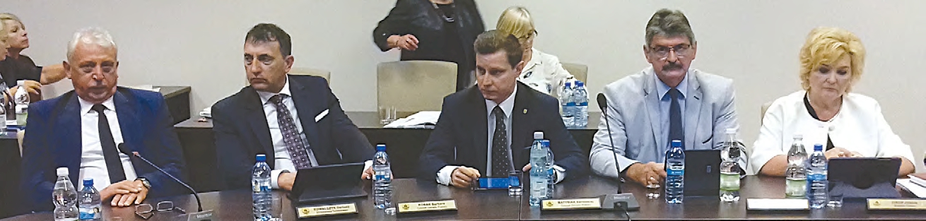 Zarząd Powiatu w oczekiwaniu na absolutorium (od lewej): starosta Mirosław Kukliński, wicestarosta Dariusz Kowalczyk, Bartłomiej Matysiak i Leszek Ogórek (brakuje Barbary Robak) oraz skarbniczka Jolanta Ciach