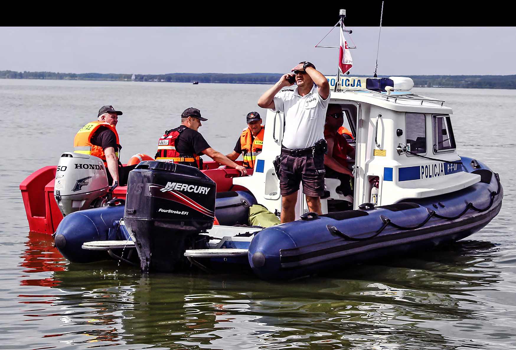 Od piątku, 6 lipca trwają poszukiwania 24-letniego mężczyzny, który wyskoczył z żaglówki na Zalewie Sulejowskim i nie wypłynął na powierzchnię. Działania straży pożarnej, policji i ratowników z WOPR-u prowadzone są na wodzie, pod wodą, patrolowana jest również linia brzegowa zbiornika