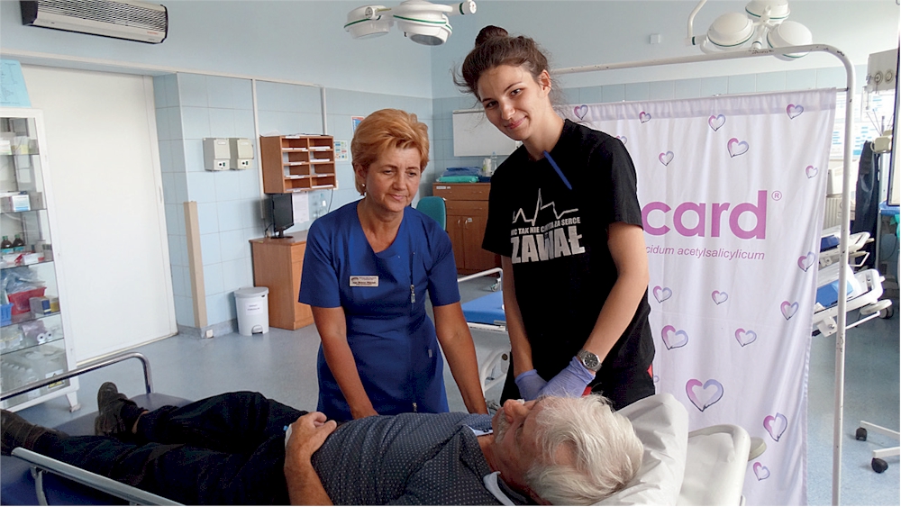 Pielęgniarka Bożena Wójciak (od lewej) i ratowniczka medyczna Dominika Kowalska przy pacjencie na sali SOR-u