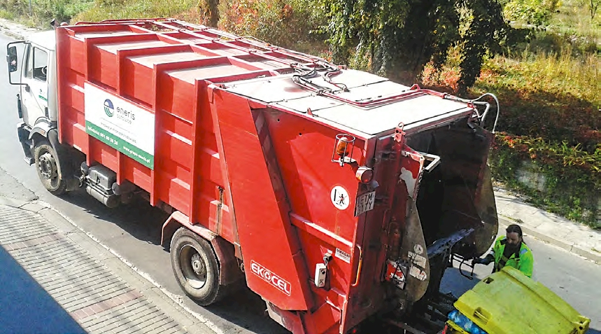 Śmieciarki Enerisu odbierają odpady zarówno od mieszkańców, jak i od firm
