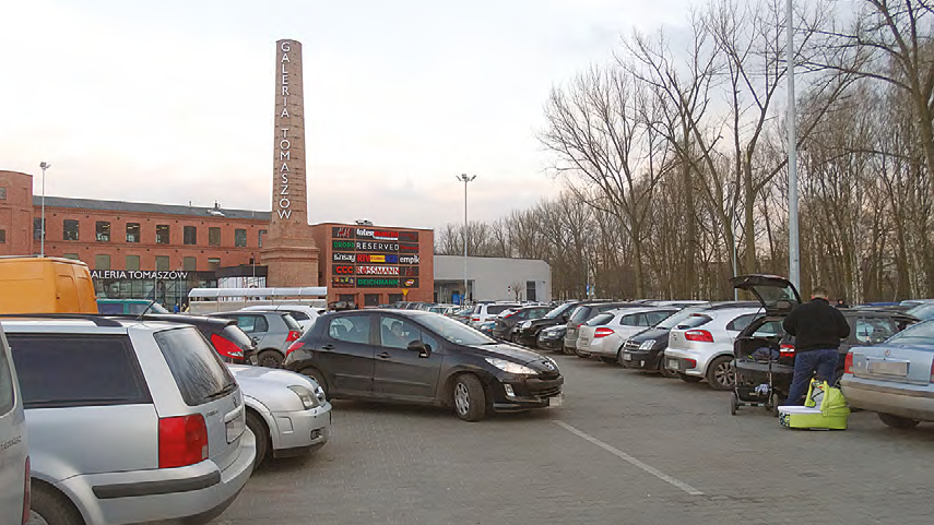 Niedzielne popołudnie przed galerią Tomaszów