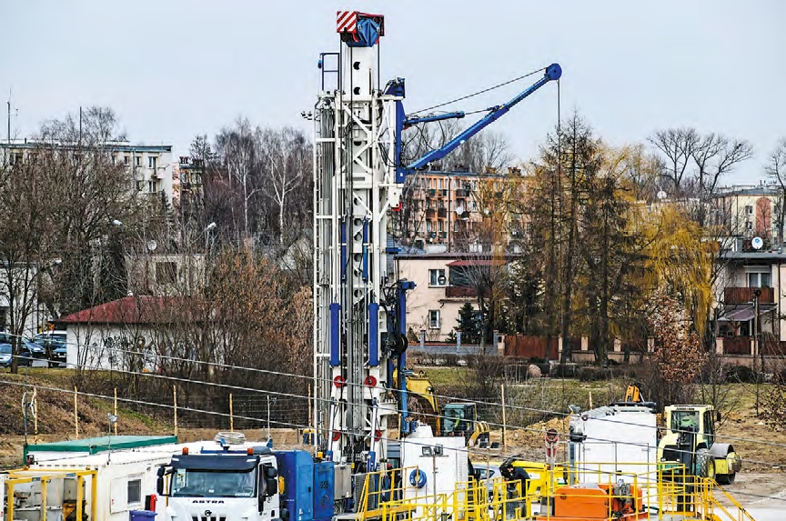 Pierwsze urządzenie wiertnicze wykonujące badawczy otwór geotermalny w Tomaszowie pracowało zaledwie kilka dni. Zostało już rozebrane i będzie wkrótce zastąpione większym, o udźwigu aż 140 ton