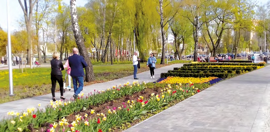 ludziDzięki kwiatom i krzewom ozdobnym w parku jest kolorowo i ładnie