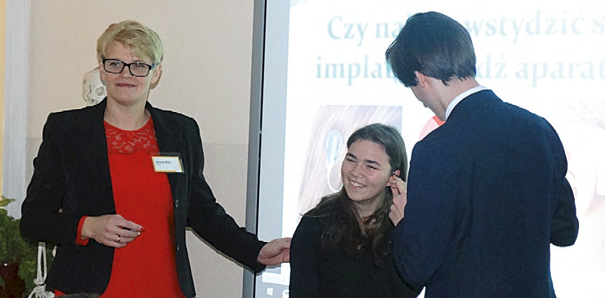 Agnieszka Wydra z młodzieżą podczas konferencji w ZSP nr 6