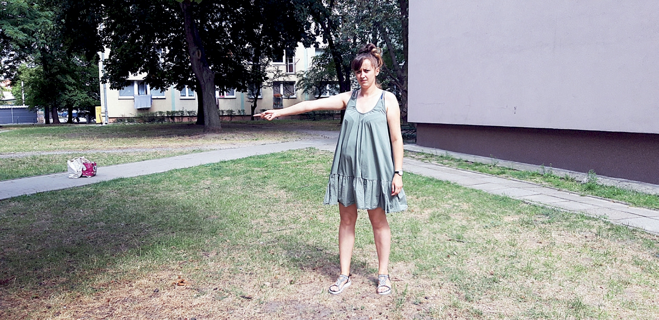 Pani Dagmara walczy o ławki i piaskownicę, pokazuje miejsce, gdzie można byłoby je zrobić Pani Dagmara walczy o ławki i piaskownicę, pokazuje miejsce, gdzie można byłoby je zrobić