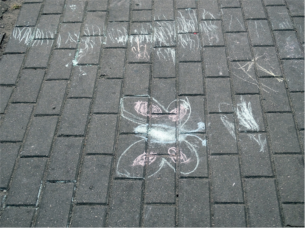 Starszym ludziom przeszkadzają nawet malunki kredą Starszym ludziom przeszkadzają nawet malunki kredą