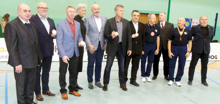 Prezes PZPS Jacek Kasprzyk (w środku w jasnej marynarce) uhonorował grupę działaczy i sędziów siatkarskich okręgu łódzkiego medalem 90-lecia Polskiego Związku Piłki Siatkowej