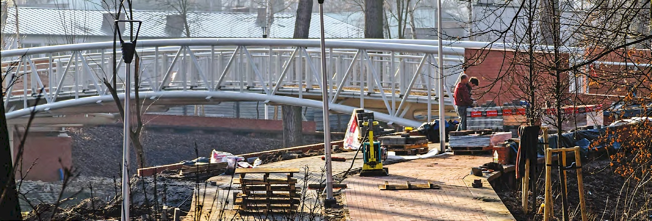 Przy projektowaniu jednej z kładek projektant nie uwzględnił odpowiedniej wysokości skarp. Rozwiązanie problemu kosztowało miasto dodatkowe 1.200.000 złotych