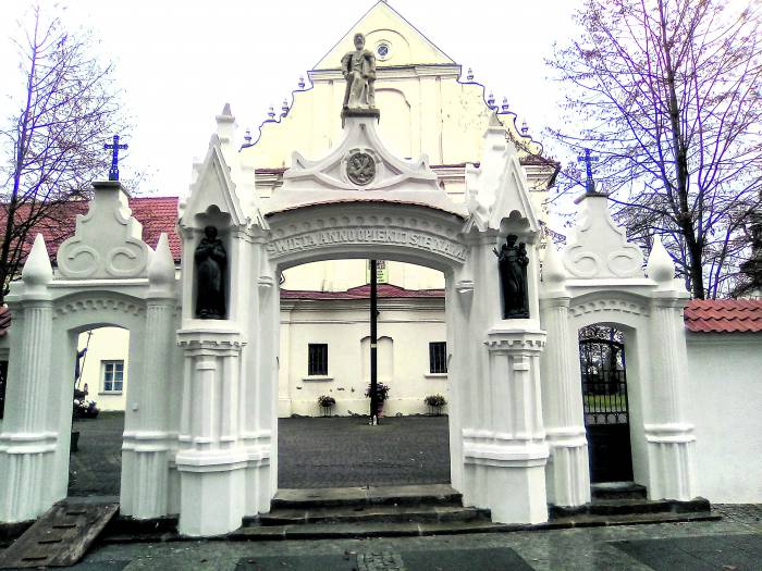 Zabytkowa brama i ogrodzenie po renowacji 