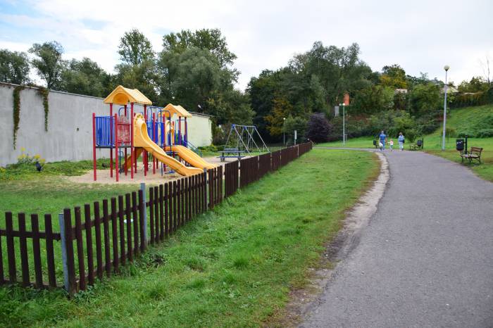 Rodzice przychodzący na&nbsp;plac zabaw narzekają na&nbsp;brak drzew. ZDiUM uspokaja, że za parę lat dzięki sześciu posadzonym dębom w&nbsp;pobliżu będzie tam cień 