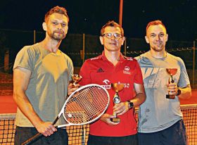tenis m