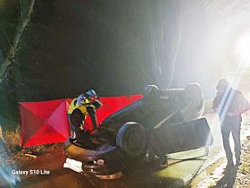 Audi uderzyło w&nbsp;pień drzewa i&nbsp;następnie dachowało. Kierowca zginął na&nbsp;miejscu, jego pasażer doznał lekkich obrażeń