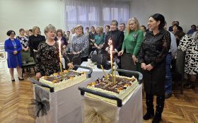 Nie mogło zabraknąć jubileuszowego tortu na&nbsp;imprezie DPS