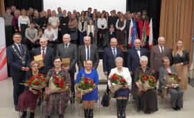 Pary małżeńskie obchodzące jubileusz 50-lecia pożycia małżeńskiego z&nbsp;gm. Rzeczyca wraz z&nbsp;rodzinami i&nbsp;gospodarzami spotkania