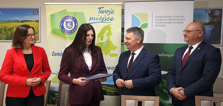 Podpisanie umowy z Gminą Zgierz, od lewej: Anita Sowińska - wiceministra klimatu i środowiska, Wioleta Głowacka – wójt gminy Zgierz, Piotr Kopek – prezes zarządu WFOŚiGW w Łodzi i Robert Śniecikowski – przewodniczący Rady Gminy Zgierz.