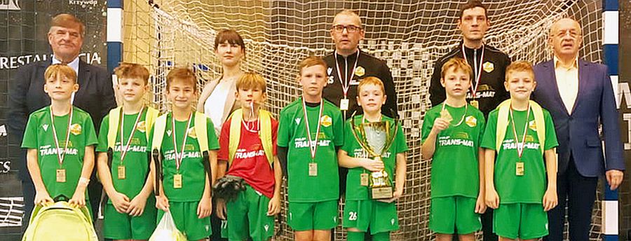 Drużyna Lechii z rocznika 2016 z trofeami zdobytymi w Piotrkowie