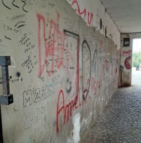 W bramie wszystko jest pomazane i&nbsp;śmierdzi moczem