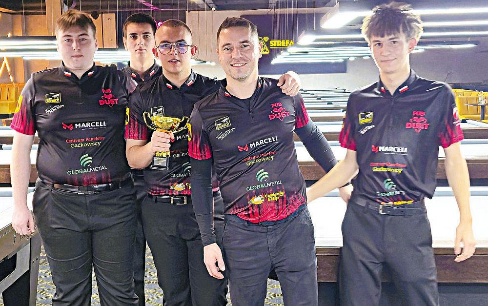 Bilardziści Pub Duet Tomaszów z pucharem za trzecie miejsce w drugiej lidze