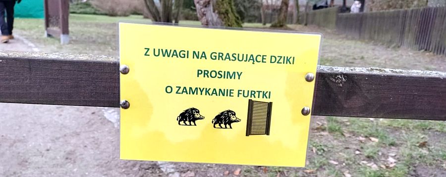Takie informacje pojawiły się przy wejściach do Parku Prezydentów II RP
