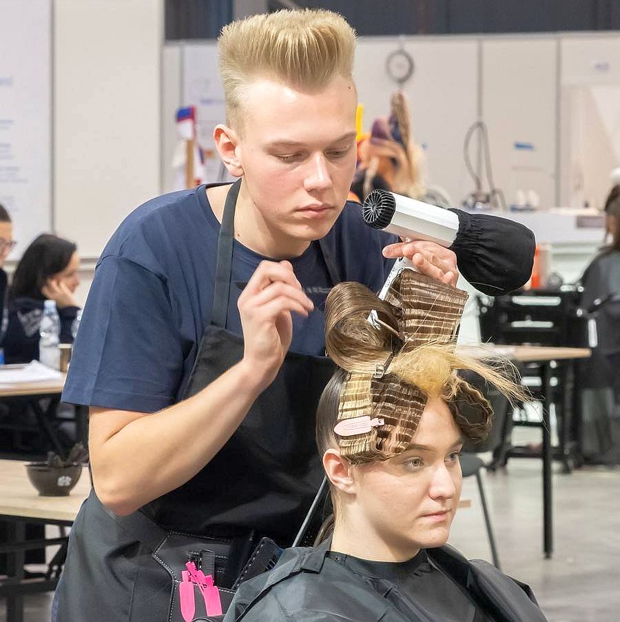 Kamil Adamiec z ZSP nr 6 został mistrzem Polski WorldSkills Poland 2025 w konkurencji fryzjerstwo. Fot. ZSP nr 6