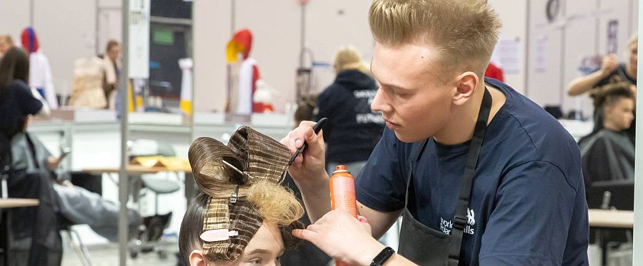 Kamil Adamiec z ZSP nr 6 został mistrzem Polski WorldSkills Poland 2025 w konkurencji fryzjerstwo. Fot. ZSP nr 6