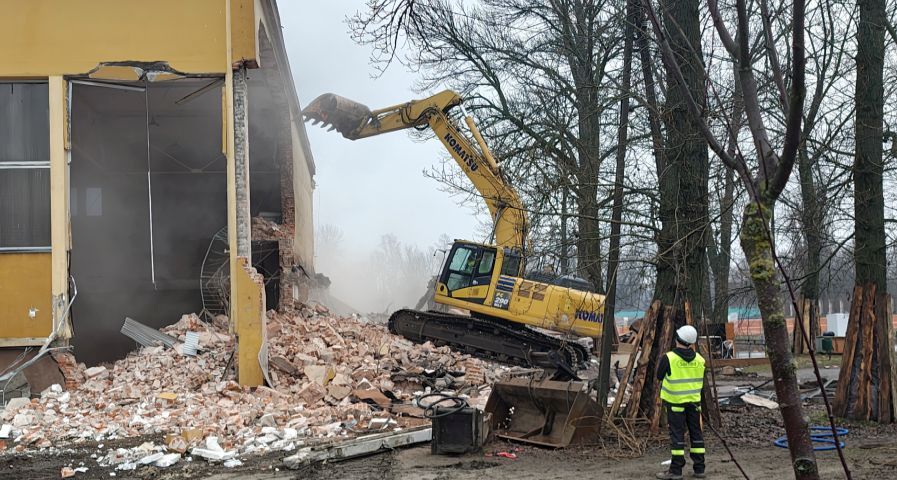 Rozpoczęły się prace przy wyburzaniu starej hali Lechii