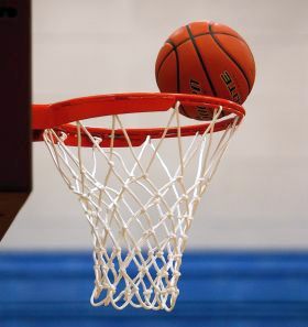 W hali sportowej w&nbsp;Ujeździe toczą się rozgrywki ligi koszykówki UBL