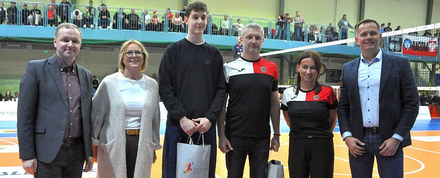 W przerwie meczu wiceprezydent miasta Tomasz Migała i prezes Tomaszowskiego Centrum Sportu Tomasz Łuczkowski wręczyli wyróżnienia utalentowanej młodzieży, reprezentantom Polski, świeżo upieczonym mistrzom Europy Wschodniej Oliwii Jamrożek, wychowance Dargfila i Jakubowi Przybyłkowiczowi z Lechii (obecnie w SMS PZPS Spała)