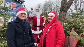 Mikołaj (w środku) i&nbsp;jego pomocnicy Bogdan Kącki (z lewej) i&nbsp;Piotr Liszka (z prawej)