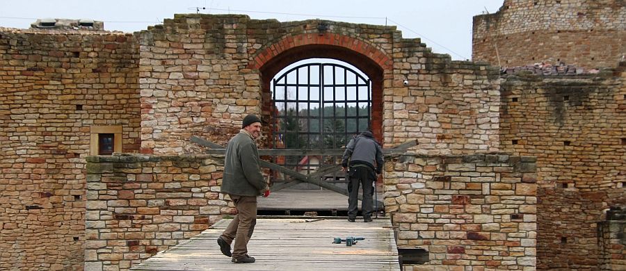 Główne wejście do zamku jest zamknięte (fot. gmina Inowłódz)