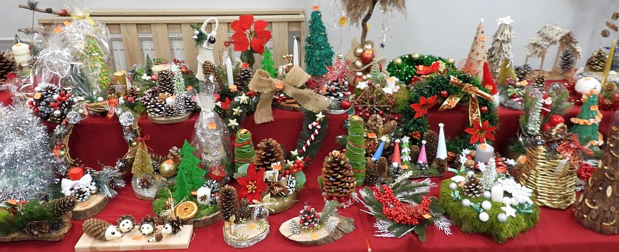 Niewielka część przedmiotów dostępnych na kiermaszu w ZS-P w Lubochni (fot. FB placówki)