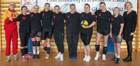 Tomaszowskie nauczycielki przy siatce