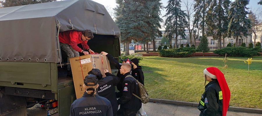 Wolontariusze i żołnierze pakowali prezenty i rozwozili do potrzebujących rodzin