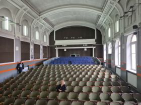 W przyszłym roku ma się rozpocząć przebudowa budynku "Włókniarz". Na&nbsp;starą salę kino-teatru można popatrzeć ostatni już raz