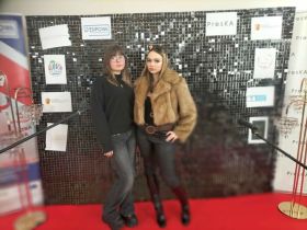 Iga Sowik (z lewej) z&nbsp;modelką Eweliną Kacprzak