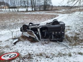 Wielu kierowców nie radziło sobie na&nbsp;śliskiej nawierzchni. Doszło do&nbsp;groźnie wyglądających zdarzeń (fot. OSP Lubochnia)