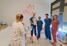 Na zdjęciu Szymonek oraz&nbsp;kadra TCZ z&nbsp;kwiatami i&nbsp;upominkiem dla jego mamy. Od lewej stoją lekarze: Vasyl Stefaniuk, Kamila Wielgosz i&nbsp;Marcin Pierściński oraz&nbsp;Martyna Krzemińska, zastępczyni położnej oddziałowej Oddziału Ginekologiczno-Położniczego TCZ.