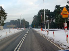 Nowa organizacja ruchu na&nbsp;przejeździe kolejowym ma go usprawnić na&nbsp;DK nr 48 przy wyjeździe z&nbsp;Tomaszowa w&nbsp;kierunku Spały