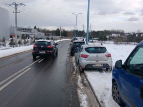 Przy nowej drodze nie przewidziano miejsc parkingowych. Przyjeżdżający na&nbsp;górkę zostawiają samochody na&nbsp;ścieżce rowerowej
