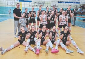 Radość kadetek Dargfila po zakończeniu zawodów w&nbsp;hali dziesiątki na&nbsp;Niebrowie