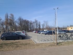 Parking jest stale wypełniony autami