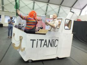 Wśród licznych skeczy była m.in. parodia słynnej sceny z&nbsp;"Titanica"