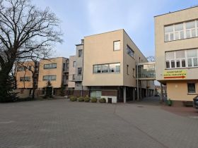 Najnowszy budynek ZSP nr 1 z&nbsp;daleka prezentuje się dobrze, ale są poważne problemy z&nbsp;jego dachem. W&nbsp;wakacje ma przejść remont