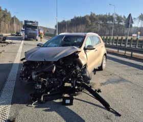 Na S8 na&nbsp;wysokości Emilianowa kierująca Kią straciła panowanie nad pojazdem i&nbsp;wjechała w&nbsp;bariery